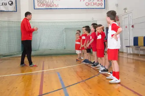 Тренер объясняет задание команде перед тренировкой